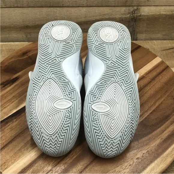 Nike Boys Kyrie Flytrap III BQ5620-007 Gray Lace Up Basketball Shoes Size 6 Y - Picture 4 of 6